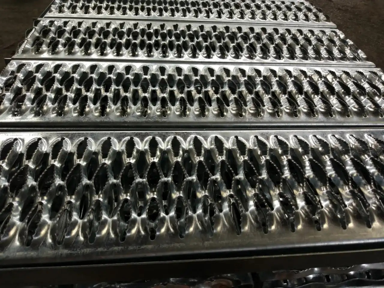 Rejilla de acero al carbono Grip Strut - anti-slip safety grating close-up