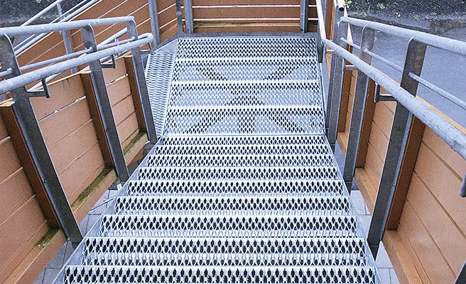Grip Strut Rejilla para entreplantas de almacén - anti-slip safety grating close-up