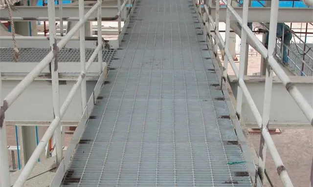 Plataforma industrial con rejilla de alta resistencia