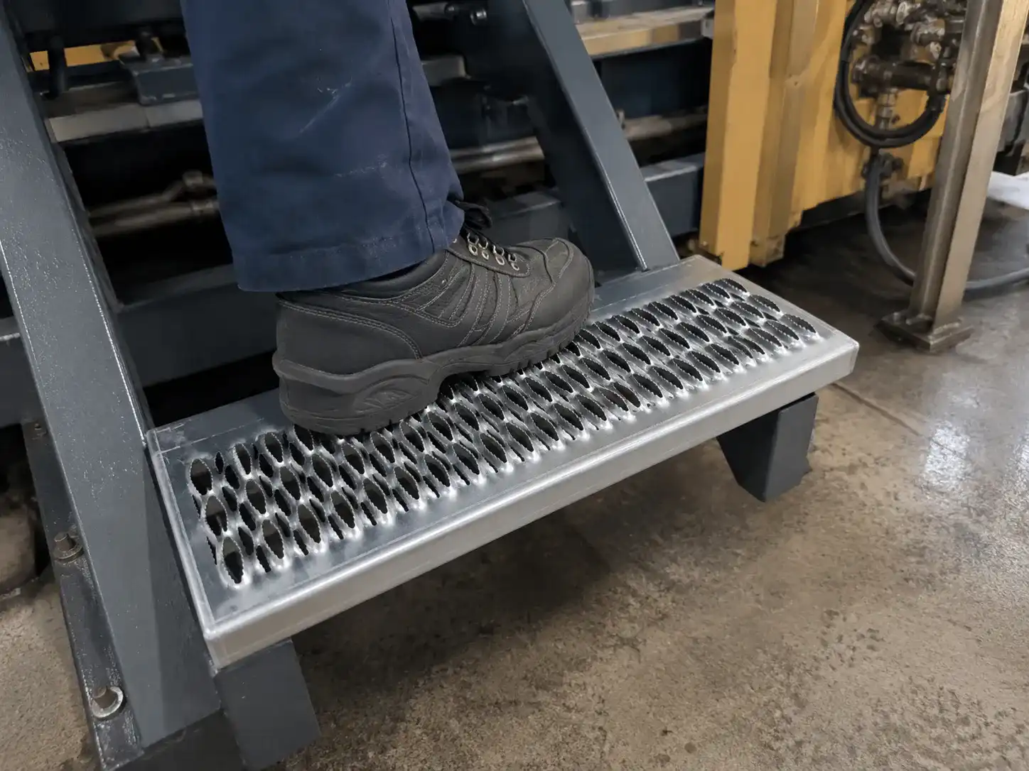 3.0mm aluminum safety step tread for equipment access