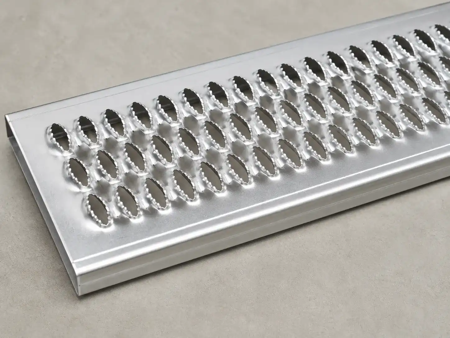 Aluminum grip strut style safety step tread — finished product surface detail